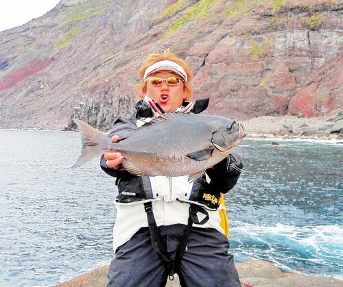 釣友が納竿大会で仕留めた６１・５㌢の巨グレ