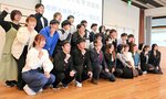 意気込みのポーズをとるとっとり若者活躍局の本年度メンバー＝２１日、鳥取市幸町の市民交流センター