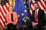 　１１日、パリでバンス米副大統領（右）と会談する欧州連合（ＥＵ）のフォンデアライエン欧州委員長（ロイター＝共同）