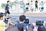 タブレットでジャンプする様子を撮影する児童ら