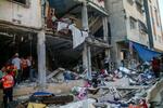 　イスラエル軍の攻撃で破壊された建物＝２０日、パレスチナ自治区ガザ南部ハンユニス（ゲッティ＝共同）