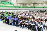 総合開会式での紹介に応える選手たち＝１９日、鳥取市布勢のヤマタスポーツパーク体育館