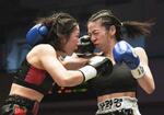 　ＷＢＡ女子ミニマム級王座決定戦の２回、ソ・リョギョン（右）を攻める黒木優子＝後楽園ホール