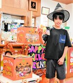 お菓子のプレゼントに笑顔を見せる子ども＝２６日、新温泉町湯のリフレッシュパークゆむら