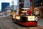 　「函館港まつり」を前に、街中を走る「花電車」＝２５日夕、北海道函館市