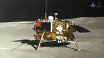 　月面の裏側で探査車「玉兎２号」から撮影した無人探査機「嫦娥４号」。中国国家宇宙局が２０１９年１月１１日公開した（新華社＝共同）
