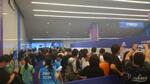 　各国メディアで混み合う競泳会場のミックスゾーン＝９月２７日、杭州（共同＝中嶋巧撮影）