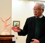 自身の作品を解説する石谷さん＝２３日、倉吉市宮川町のコミュニティプラザ百花堂