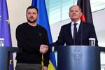 　ドイツ・ベルリンでショルツ首相（右）と握手するウクライナのゼレンスキー大統領＝１６日（ロイター＝共同）