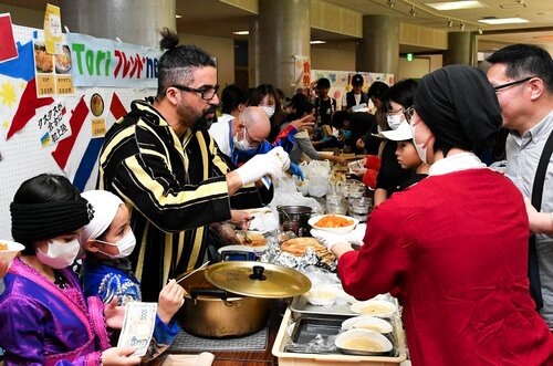 来場者でにぎわう飲食コーナー