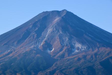 　甲府地方気象台が初冠雪を発表した富士山＝７日午前、山梨県富士吉田市から撮影