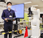 消費電力の測定に用いられた産業用ロボット＝米子市日下の県産業技術センター機械素材研究所