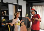 築１３８年の古民家を改修し、民泊施設オープンを目指す「♪鳥くん」こと永井さん（右）と、妻の美奈さん＝１８日、若桜町若桜
