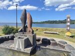 東郷温泉の「鯉の湯」モニュメント。温泉卵ができる＝２０２４年９月14日、鳥取県湯梨浜町の湖畔公園