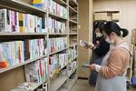 　地元書店から鳥取県立図書館に運び込まれた本を選ぶ職員＝２０２４年１１月１２日、鳥取市