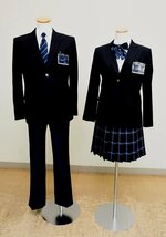 青色を基調とした統一制服のデザイン