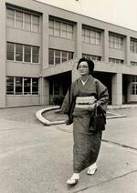 　鳥取県唯一の女性弁護士として活躍した中田正子さん＝鳥取地裁前（個人蔵、鳥取市歴史博物館寄託）