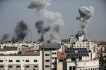 　２４日、イスラエル軍の空爆を受けるパレスチナ自治区ガザで立ち上る煙（ゲッティ＝共同）