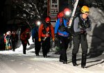 夏山登山道に向かう救助隊＝２５日午前５時、鳥取県大山町大山