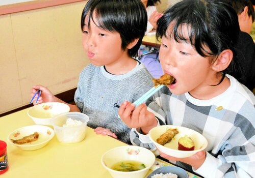 小さいギンザケの南蛮漬けを味わう渡保育園の園児