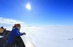 　南極大陸に接して広がる定着氷に突入した南極観測船「しらせ」＝１６日、南極海（南極観測隊同行記者撮影）