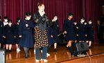 石岡さん（手前）のかけ声に合わせてステップを踏む生徒たち＝６日、琴浦町の赤碕中