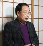 　山梨県道志村議会解散の住民投票の結果を受け、取材に応じる出羽和平議長＝４日夜、道志村