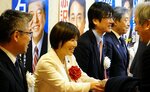 鳥取県選出国会議員らと共に支援者にあいさつする出川氏（左から２人目）＝８日、ＪＲ鳥取駅前のホテルニューオータニ鳥取