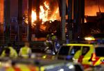 　１０日、炎が上がる英ロンドン近郊のルートン空港駐車場（ロイター＝共同）