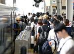 　昨年８月、お盆の帰省ラッシュで混雑するＪＲ新大阪駅