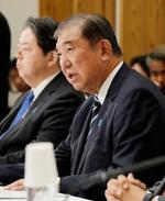 　「全世代型社会保障構築本部」の会合であいさつする石破首相＝８日午前、首相官邸