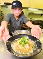 月１回限定で販売される牛骨ラーメン＝１２日、米子市役所の食堂ベルデ