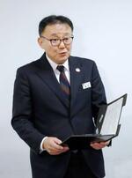 　調査報告書の再公表について取材に応じる札幌市教委の檜田英樹教育長＝２６日午後、札幌市