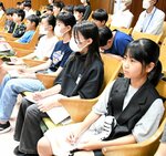 メモを取りながら傍聴する児童ら＝３日、倉吉市議会議場