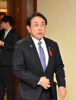 公認証交付に臨む赤沢氏＝９日、東京・永田町の自民党本部