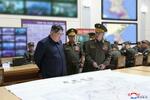 　２９日、朝鮮人民軍総参謀部の訓練指揮所を訪れ「全軍指揮訓練」を視察する北朝鮮の金正恩朝鮮労働党総書記（手前左）（配信元が画像の一部を加工しています、朝鮮中央通信＝共同）