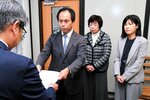 盛田部長（左）に申し入れ書を手渡す福住常任委員（左から２人目）ら＝２６日、鳥取県庁