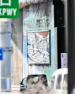 黒く汚れた壁画とハクチョウのレリーフ＝米子市赤井手