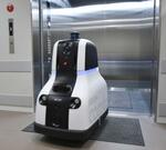 　エレベーターに乗り込む自律走行型の警備用ロボット＝１０日、川崎市