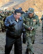 　３月、北朝鮮の朝鮮人民軍の「重要作戦訓練基地」を訪れた金正恩朝鮮労働党総書記（左）と並んで歩く同軍総参謀部のキム・ヨンボク副総参謀長（朝鮮中央通信＝共同）