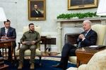 　２１日、米ホワイトハウスで会談するバイデン大統領（右）とウクライナのゼレンスキー大統領（左手前）（ゲッティ＝共同）