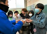 校外の文化祭に出店し、接客するカフェ同好会のメンバーら＝１１月２６日、鳥取市中砂見の旧神戸小