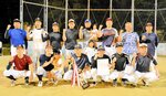 ５度目の優勝を果たしたサムライ４９のメンバーら＝３日夜、新温泉町の浜坂すこやか広場