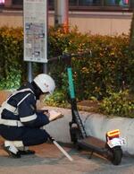 　電動キックボードの取り締まりをする警察官＝２月、大阪市