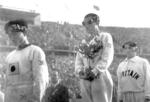 　１９３６年ベルリン五輪のマラソンで優勝した孫基禎選手（中央）。表彰式では国旗を見ず、下を向いた（共同）