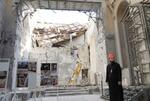 　損壊したウクライナ・オデッサの大聖堂内部を案内するポゴレロフスキー神父＝１０月（共同）