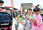 さまざまなキッチンカーの出店や、催しが行われ、見物客が集まったにぎわいイベント＝１４日、鳥取市元町の智頭橋「きなんせ広場」