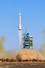 　有人宇宙船「神舟１７号」を搭載して打ち上げられたロケット＝２６日、中国・酒泉衛星発射センター（新華社＝共同）
