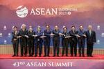 　ＡＳＥＡＮ首脳会議で握手するインドネシアのジョコ大統領（左から５人目）と各国首脳ら＝５日、ジャカルタ（ロイター＝共同）