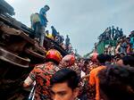 　２３日、バングラデシュ・キショルガンジで、旅客列車と貨物列車が衝突した事故現場に集まる救助当局者ら（バングラデシュ防災当局提供、ＡＰ＝共同）